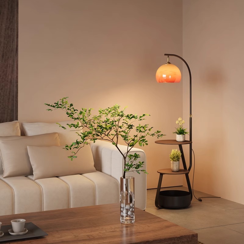 Vloerlamp, antiek nachtkastje  - Coffee & Tea Restaurant recensie en prijs